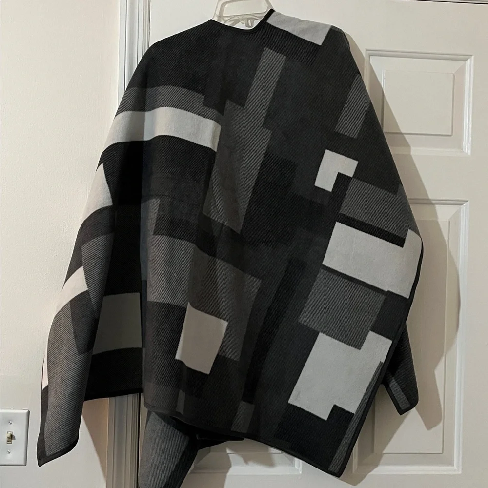 Reversible Woolrich Black & Gray Patterned Cape - Picture 6 of 15